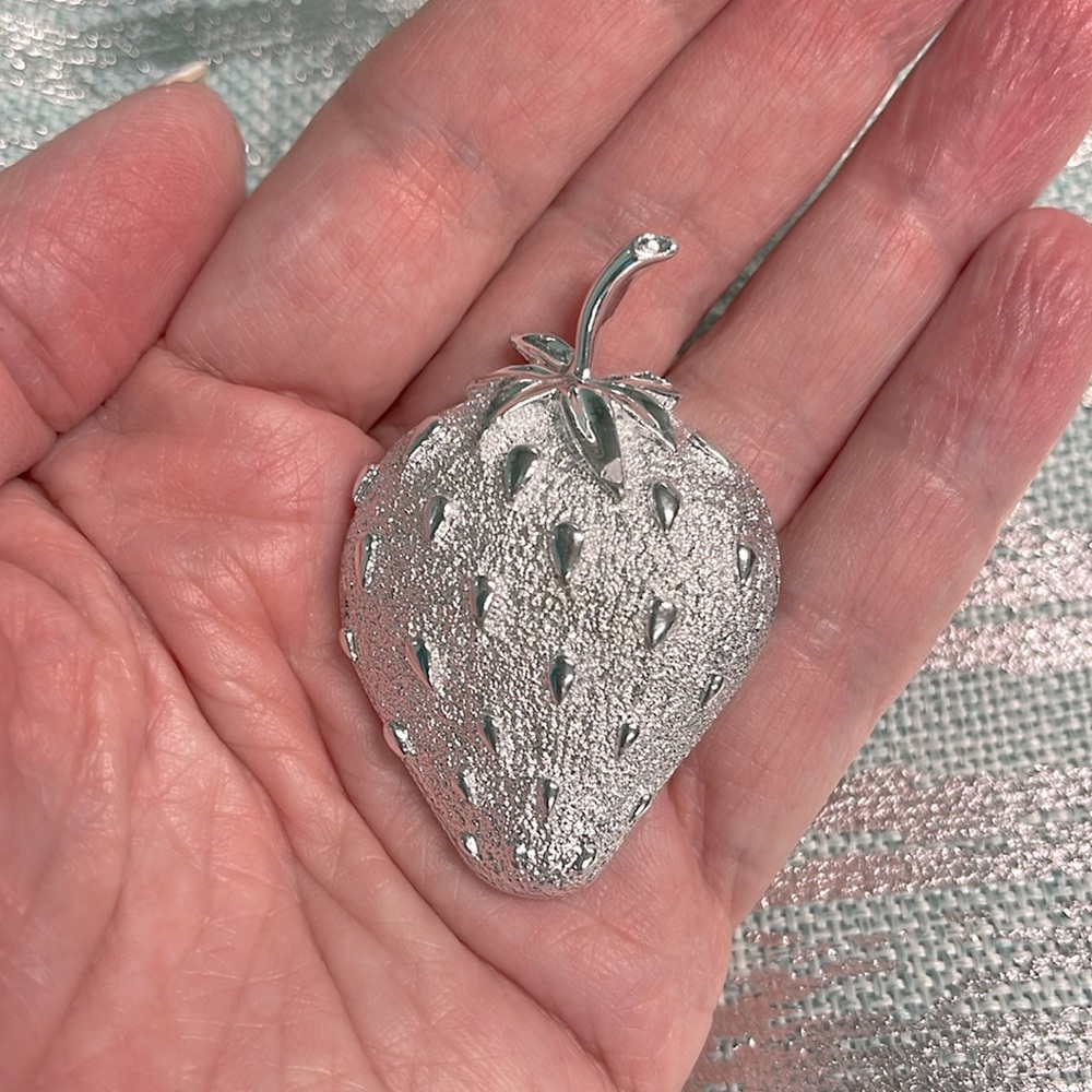 VINTAGE SARAH COVENTRY LARGE STRAWBERRY BROOCH IN SILVER TONE 1968 - Picture 7 of 8